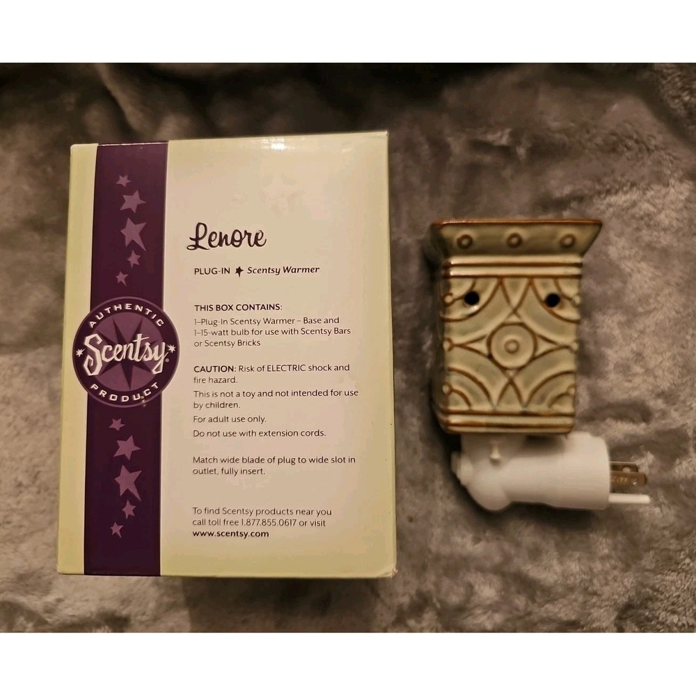 NIB Scentsy LENORE Retired  Green Plug-In Warmer With Bulb DSW-LENO